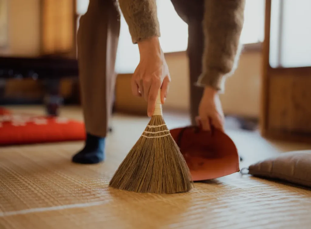 ঘরের ধুলো ঝাড়া ও মেঝে ঝাড়ু দেওয়া