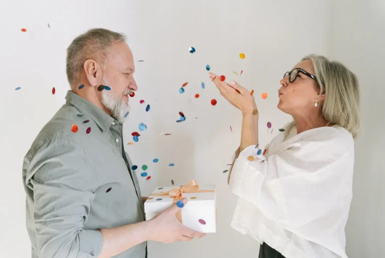 বিবাহ বার্ষিকীতে স্বামীকে কী উপহার দেয়া যায় – সেরা গিফট আইডিয়ার তালিকা