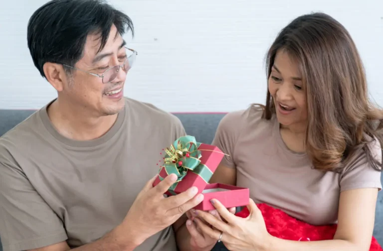 বিবাহ বার্ষিকীতে স্ত্রীকে দেওয়ার জন্য বিশেষ উপহার আইডিয়া